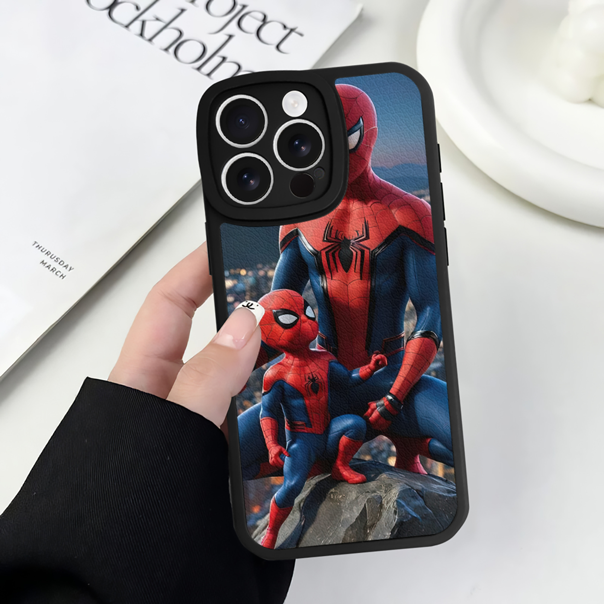 （画像用） Spider Man スパイダーマン 【iPhone 16シリーズ対応】シリコンスマホケース（レザー調） 材質：シリコン